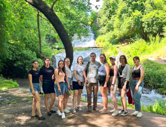 На фоні Червоногородського водоспаду